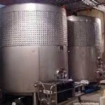 Tank for holding wine with a refrigerated evaporator